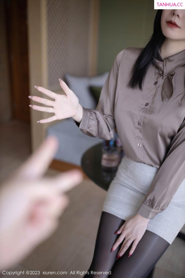 安然Maleah  [XiuRen]高清写真图 2023.06.20 No.6951 安然anran 短裙黑丝第17张图片